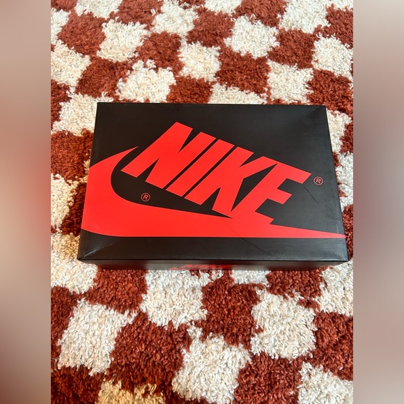 Jordan 1 Retro High Dark Mocha size 7Y, only worn once in great condition - Picture 3 of 6